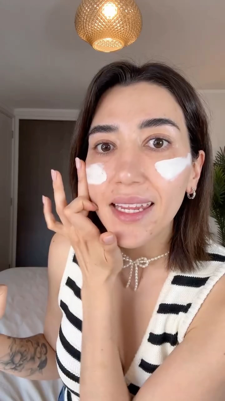 Instagram post by @domiclaude for Avène. Caption reads: Un protector solar que cumple con todo 🧡 @avene....