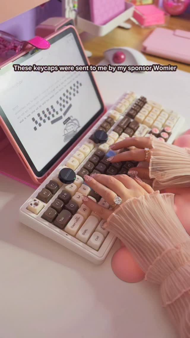 Instagram post by @daizedreams for Womier Keyboard. Caption reads: [AD] More cute kitty keycaps for you! 🩵[AD]....