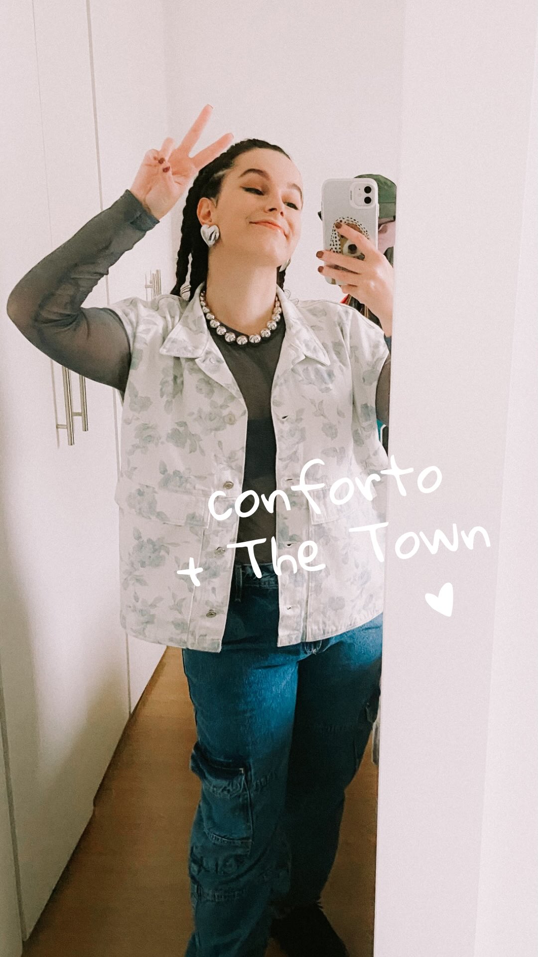 Instagram post by @aimee.aespinosa for Riachuelo. Caption reads: Um filme dos anos 90 + momentos inesquecíveis + a....