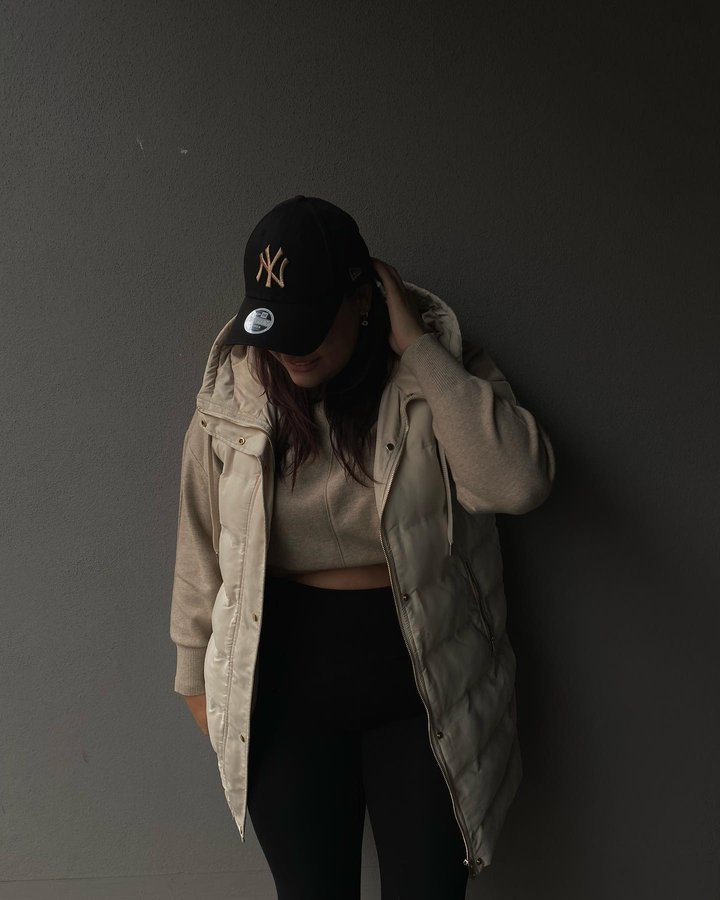 Instagram post by @michellelimax for Les Lunes. Caption reads: [...] season 🍂
Werbung | leggings & sweater....