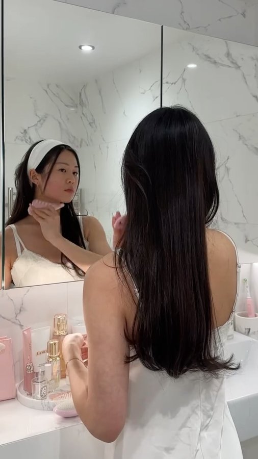 Instagram post by @olafflee for Glossier. Caption reads: [...] for the day 

using;
@glossier milky....