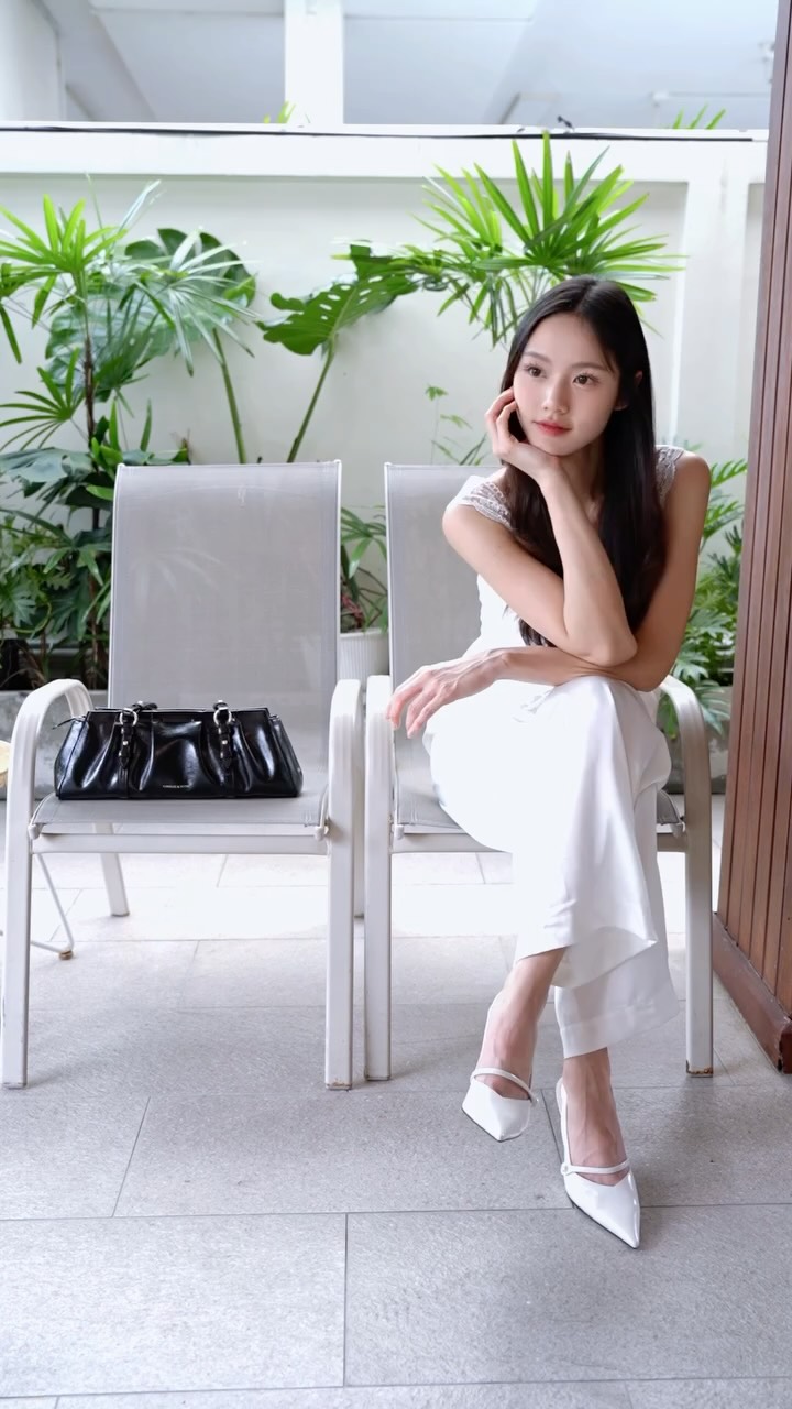 Instagram post by @lmlookmhee for CHARLES & KEITH Thailand. Caption reads: ลุคสุดชิคของคุณลูกหมี @lmlookmhee คู่กับกระเป๋า....