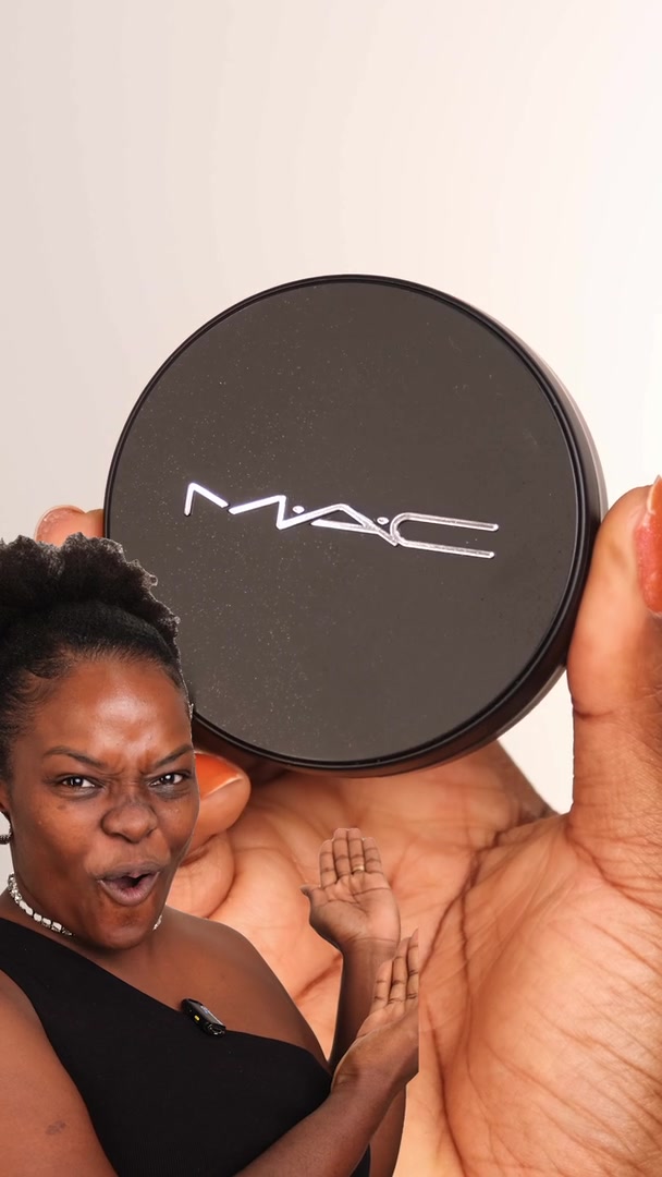 TikTok post by @julianaluziee for maccosmetics. Caption reads: E ai gente gostaram da make? Vocês viram como a....