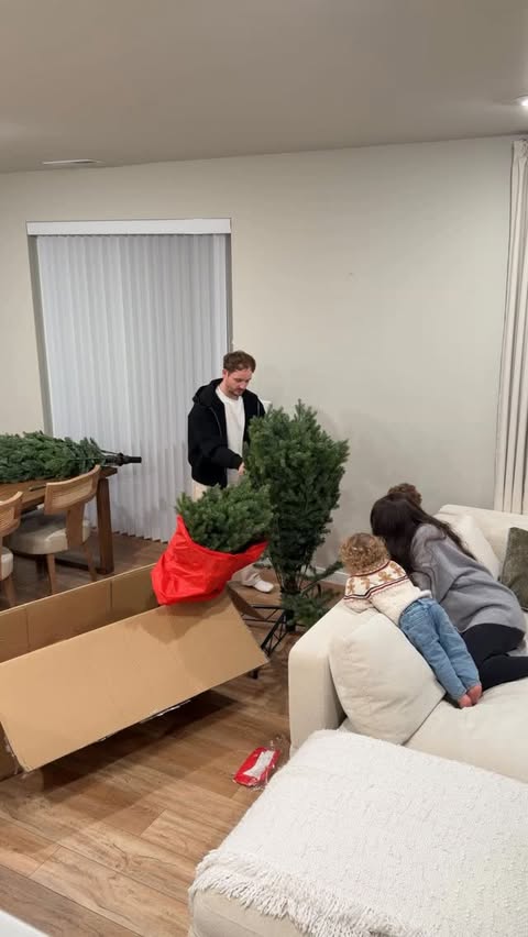 Instagram post by @llozynskaa for King of Christmas. Caption reads: I’m ready for Christmas 🎄 
@kingofchristmas.