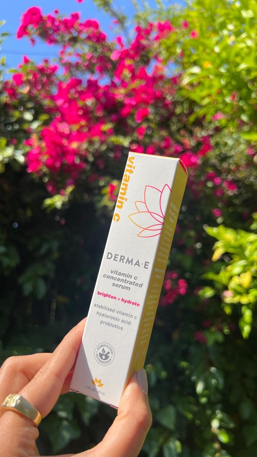 Instagram post by @ydelays for DERMA•E. Caption reads: Gánate un viaje a NYC y productos de @dermae con....