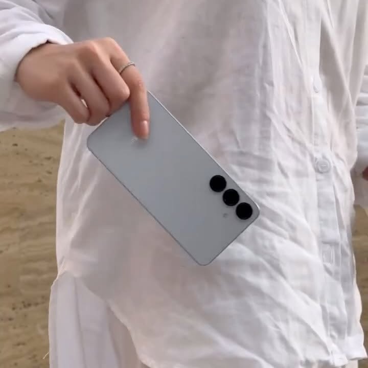 Instagram post by @miraadaoud for Samsung Gulf. Caption reads: [...] #GalaxyAI
@samsungmobile 
@samsunggulf x....