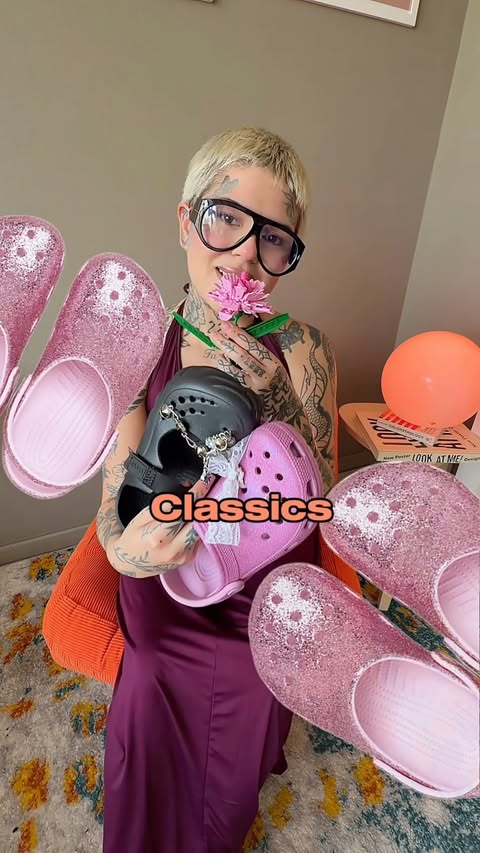 Instagram post by @iiamand for Crocs. Caption reads: Ya saben!! @crocschile 🐊 #publicidad.