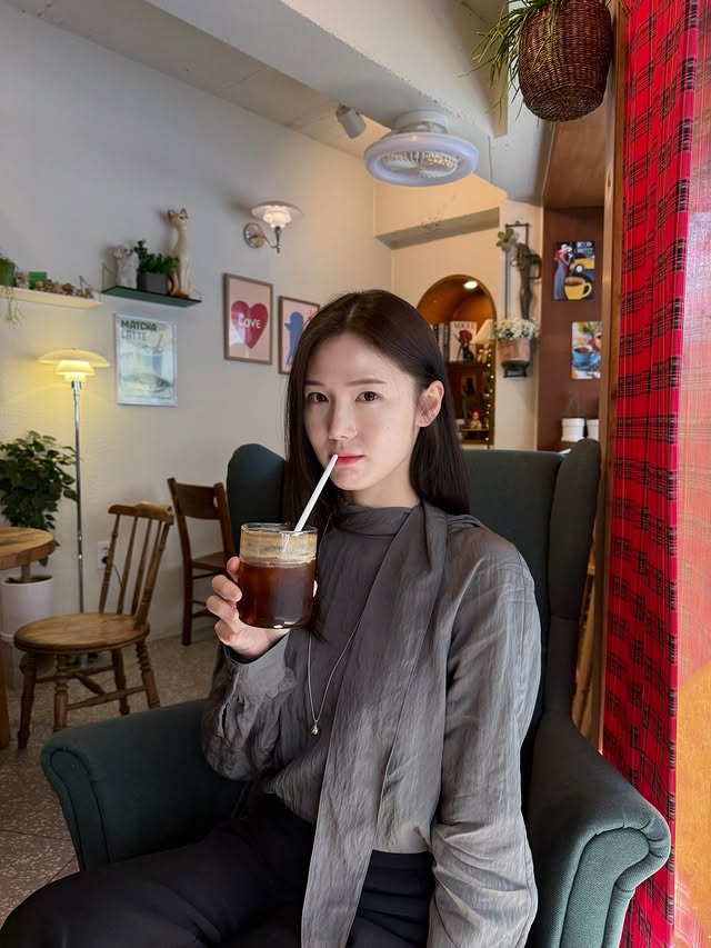 Instagram post by @sssongjjjy for ROEM. Caption reads: #ad 26SS 봄 신상 @roem_official 블라우스 🤍 하이넥 타이 디테일이....