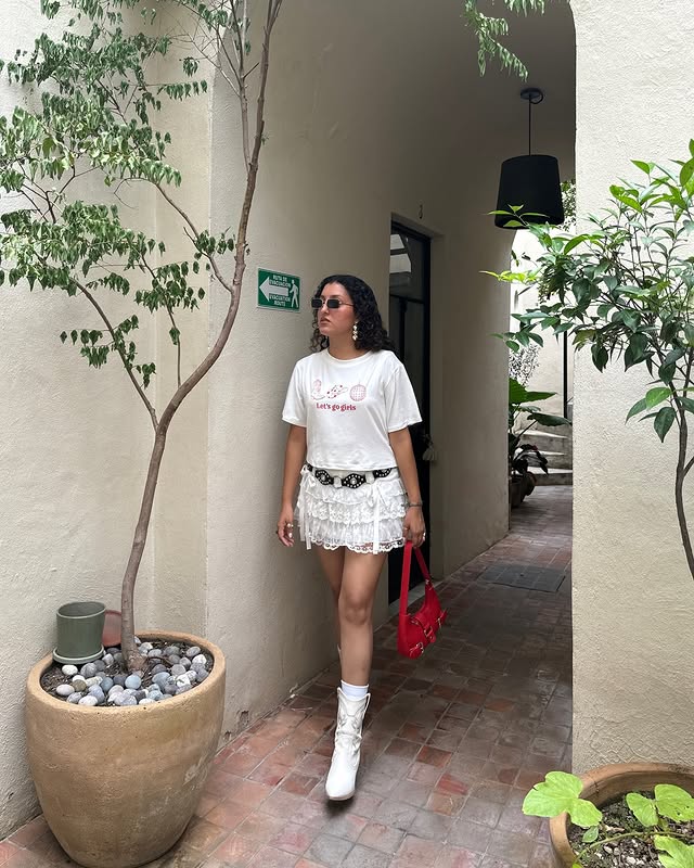 Instagram post by @fers.toscano for SHASA. Caption reads: Let’s go Girls 🌸🤎 Total outfit by @shasa_mx....
