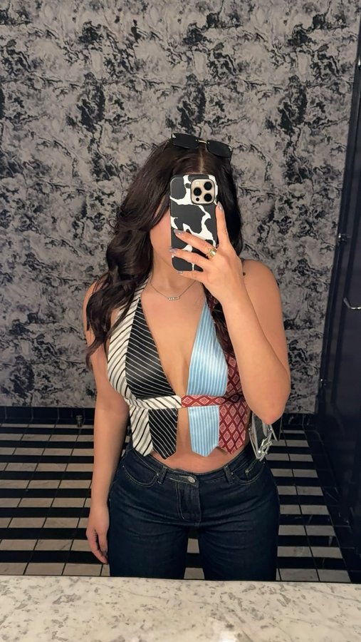 Instagram post by @im._.soniamahmoudieh for AURAGLOW. Caption reads: [...] thanks to my daily coffee habit. @auraglow....