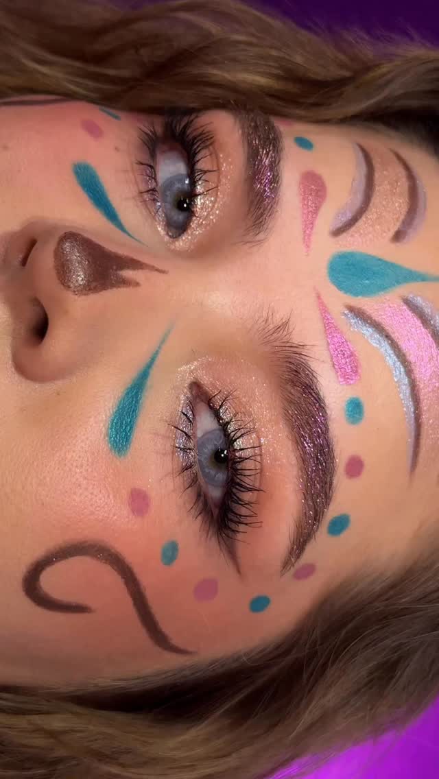 Instagram post by @glambyfnda for Urban Decay. Caption reads: Las leyendas nunca mueren✨🫶🏻🖤 @urbandecaymx....