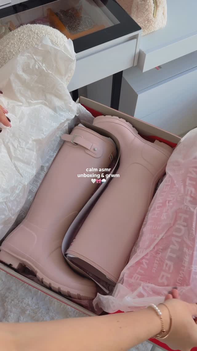 Instagram post by @elizabeth.vev for Hunter Boots. Caption reads: Now ready for rainy days ☔🏙️

My new....