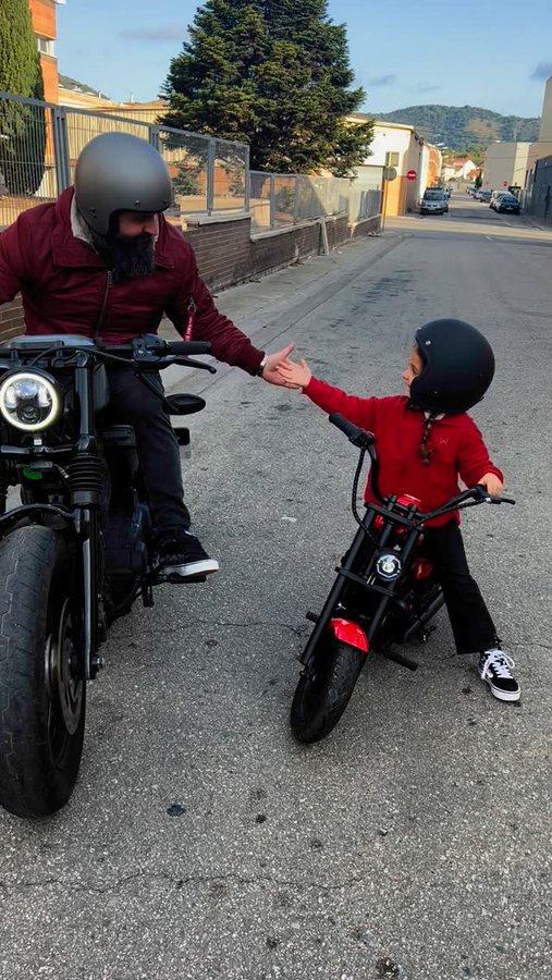 Instagram post by @gorila48sportster for HYPERGOGO. Caption reads: Buenas tardes navideñas riders!! Venga un poquito....