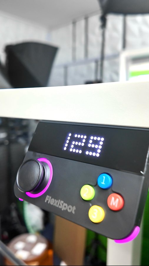 Instagram post by @print.warrior for FlexiSpot. Caption reads: Cooles Setup Part I 
mit FlexiSpot E7 Pro by....