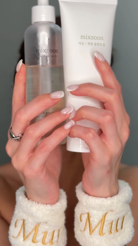 Instagram post by @mur.mur_style for Mixsoon. Caption reads: [...] 😩 Try a proper double cleanse ✨ #mixsoon....