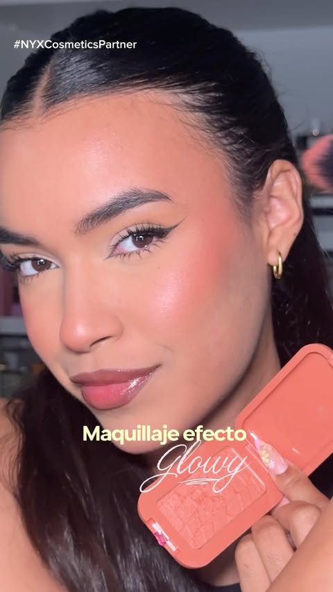 Instagram post by @makeupbymcruz for NYX Professional Makeup. Caption reads: #NYXCosmeticsPartner Makeup con acabado glowy en....