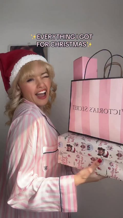 Instagram post by @swiftbetterhavemymoney for vspink. Caption reads: [...] than never 🎄♡

♡

@victoriassecret @vspink....