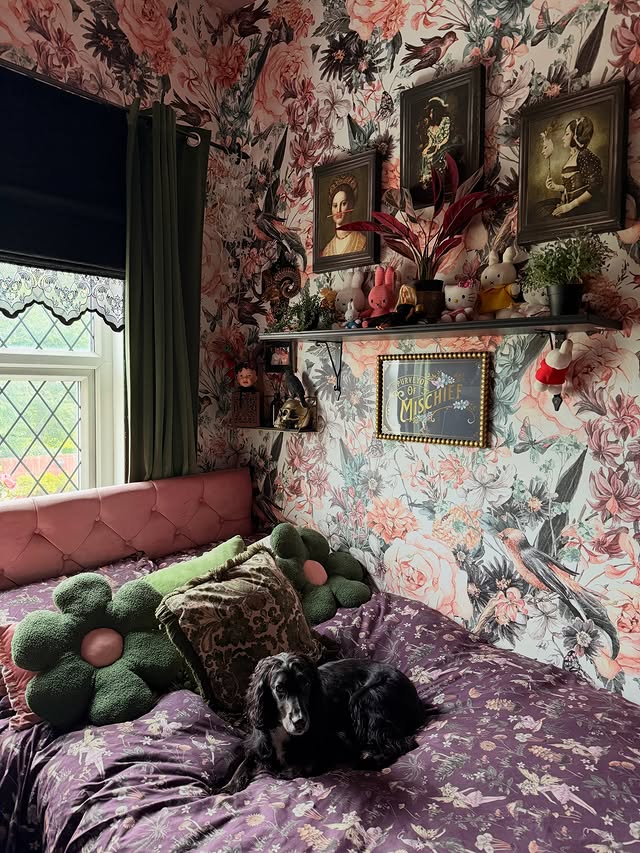 Instagram post by @thetruthbehindthe_decor for Sonno Beds. Caption reads: 🖤 Gothic and Cute can coexist 🩷 A lot of people....