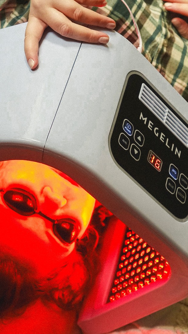 Instagram post by @kate_romanoff for King of Christmas. Caption reads: ❤️LED Light Therapy Machine❤️

SALON-LEVEL LED....