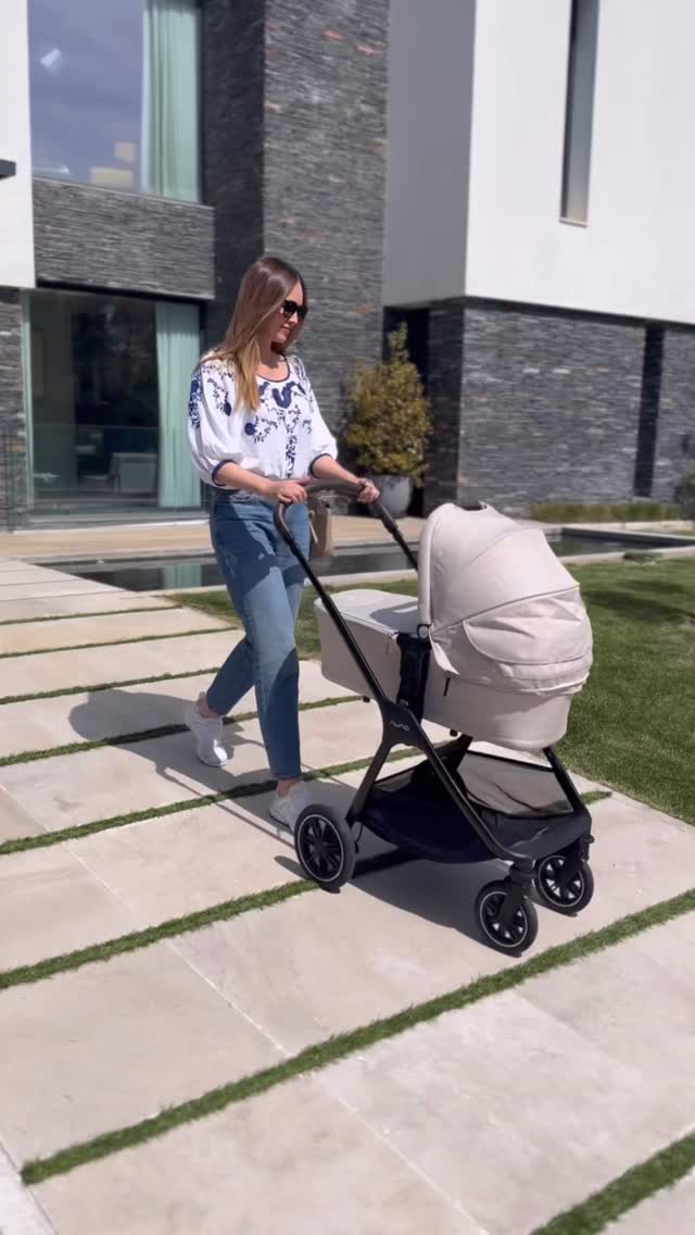 Instagram post by @helenlindesgrif for Nuna. Caption reads: Me encanta pasear cada día con Anais, ya forma....