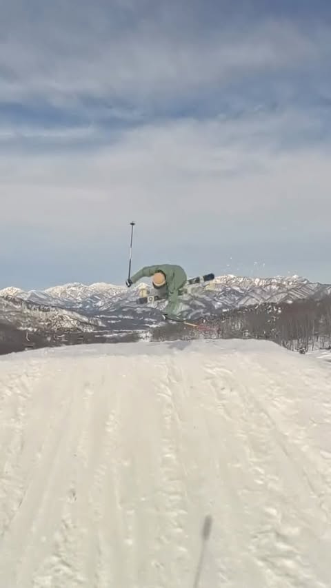 Instagram post by @akaneko_19 for ROXY. Caption reads: [...]  #hakuba  #47parks #pr #roxy  #roxyjapan ....