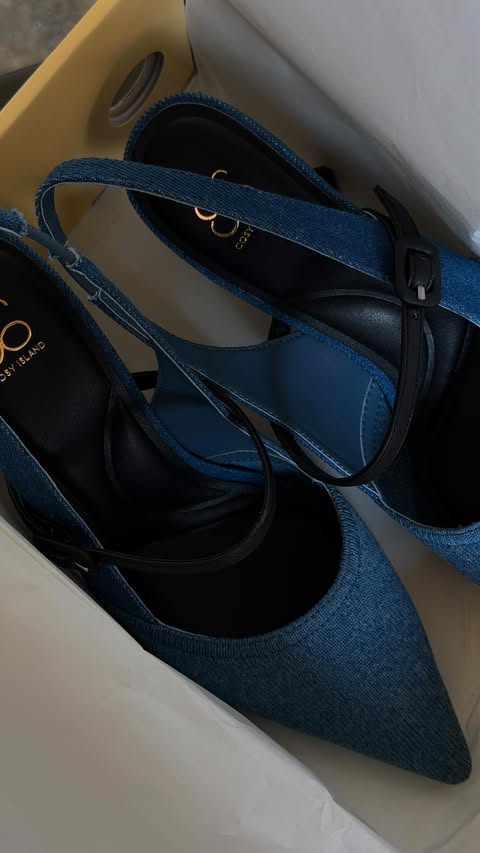 Instagram post by @fida.an for Cosyisland. Caption reads: [...] comfortable shoes I’ve ever worn from....