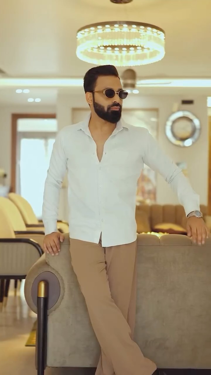 Instagram post by @shivamsachdevaofficial for Snitch. Caption reads: 2 fits. 1 code. 20% OFF 👀
Trousers + Jeans =....