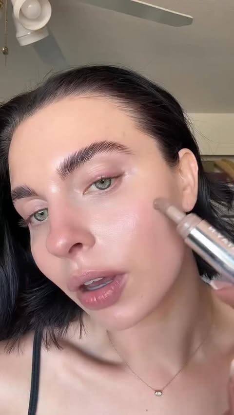 Instagram post by @sylviavanhoeven for Sacheu. Caption reads: Forever obsessed 🤭 Want the Contour Stayn?....