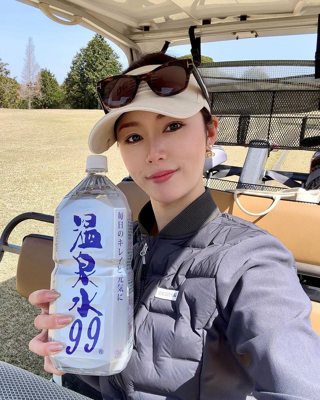 Instagram post by @iori_golf for 温泉水99 ミネラルウォーター. Caption reads: すっかり暖かくなりました☀️⛳️
.
ラウンド中はたくさん汗をかくので
体から排出された水分を補うた....