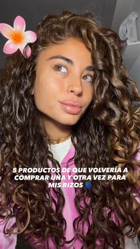 TikTok post by @pilaarbc for Bali Curls. Caption reads: [...] 5 productos ideales para mis rizos ✨ @Bali....