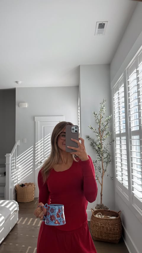 Instagram post by @morgantpete for Fabletics. Caption reads: [...] Hope you have a great day 💛

my....