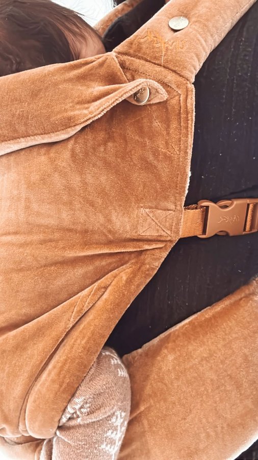 Instagram post by @bythehani for Chekoh. Caption reads: [...] I take when I’m heading out is my....