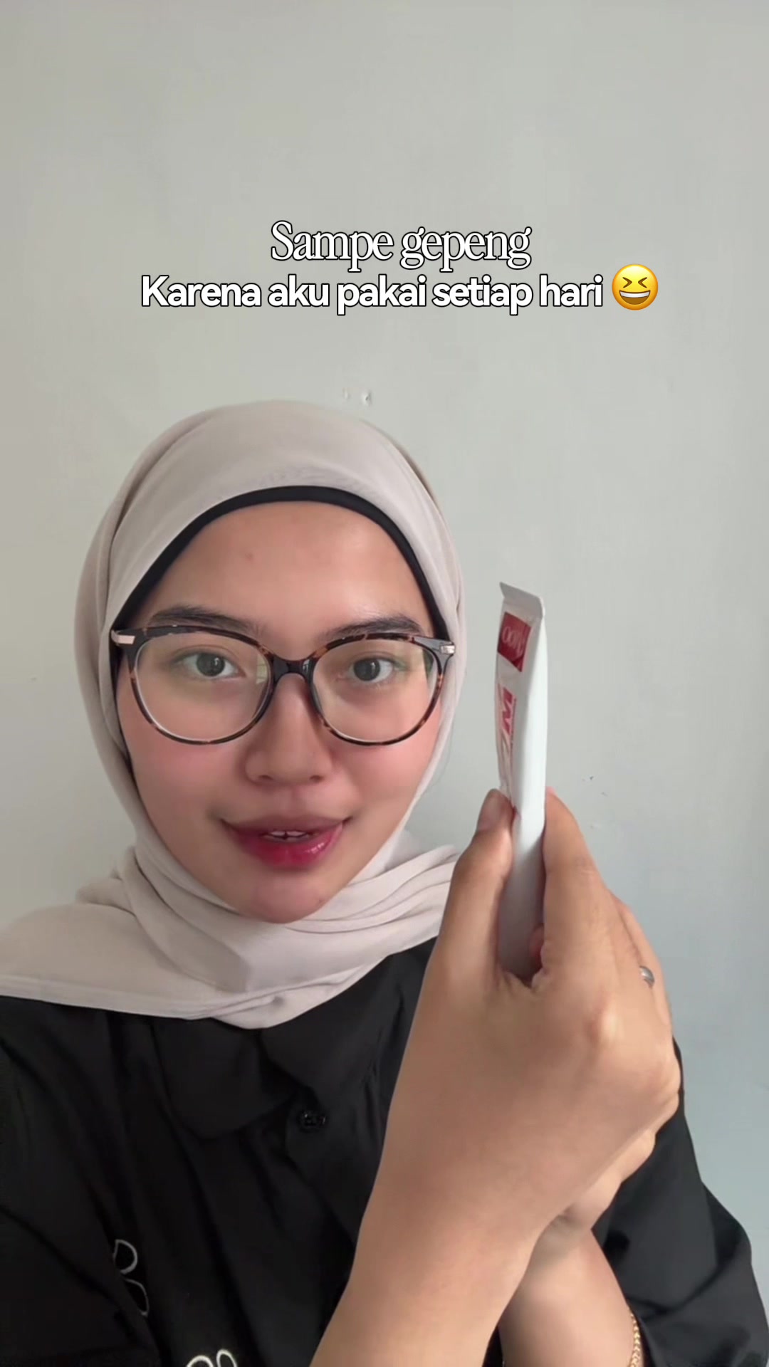 TikTok post by @salmazzhra18 for Metoo Beauty. Caption reads: @Metoo Beauty solusi problem gigi mulai dari gigi....