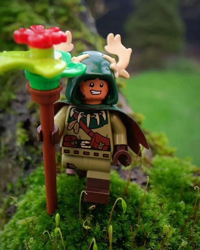 Instagram post by @verboomwendy for Apexel. Caption reads: [...] this minifigure outdoors with the Apexel 100....