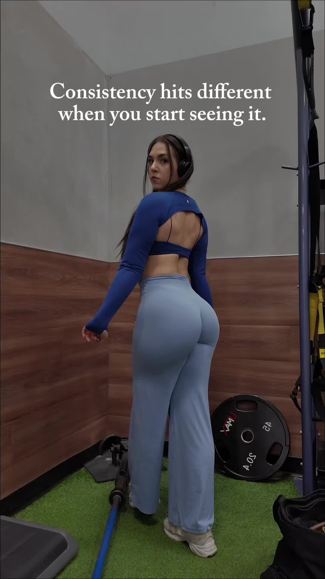 TikTok post by @victoria_liftingz for Yeoreo. Caption reads: Leggings 😍are from @YEOREO Linked above ⬆️....