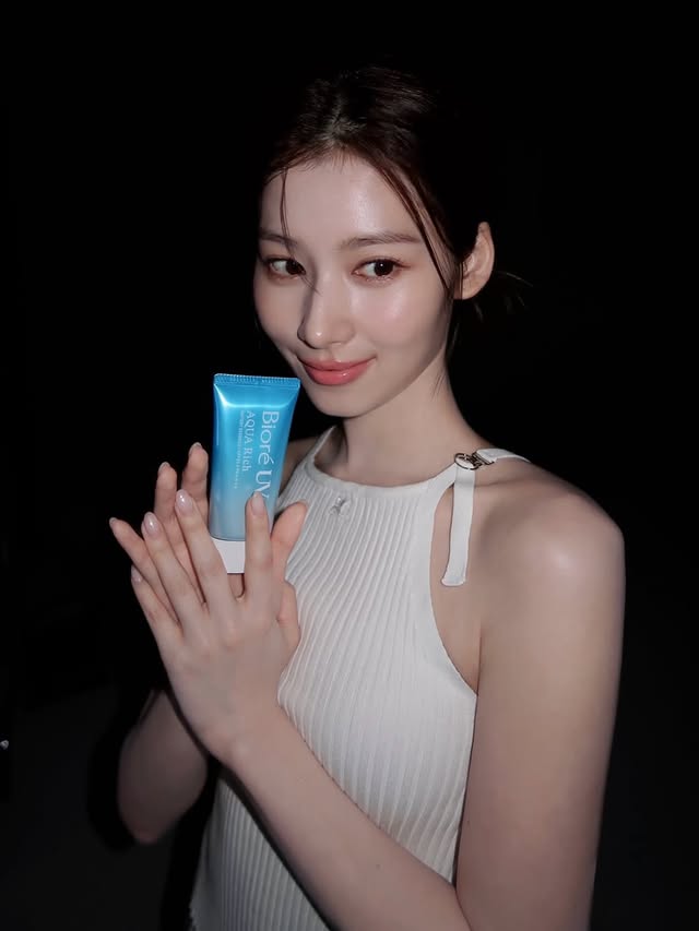Instagram post by @k.by__twice1229 for Bioré. Caption reads: SANA Biore新ミューズ就任🩵🧴 広告撮影の裏側🎬 #TWICE #SANA #사나....