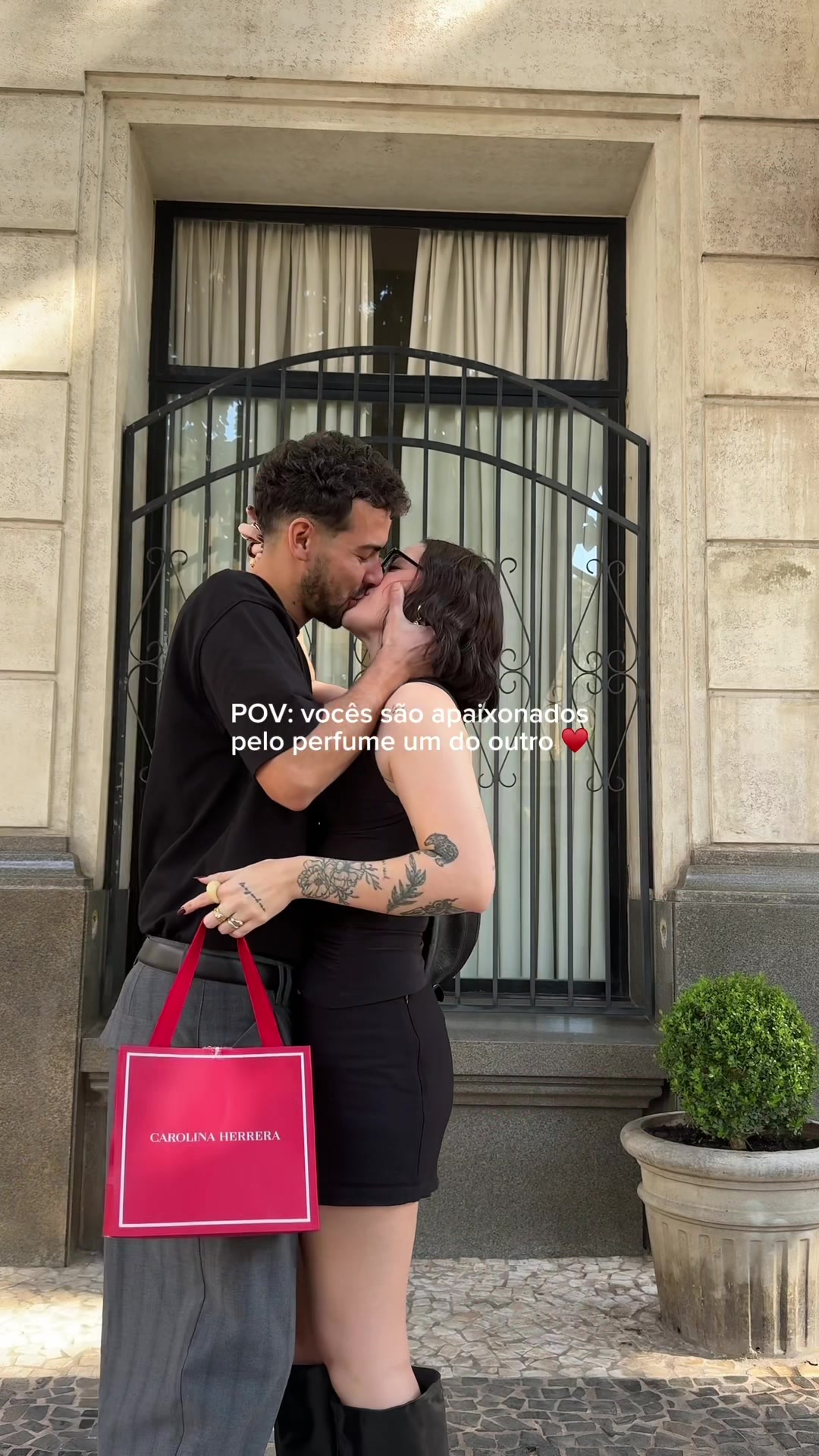 TikTok post by @giobessac for Carolina Herrera. Caption reads: Nosso amor em comum: Perfumes ❤‍🔥E dessa vez....