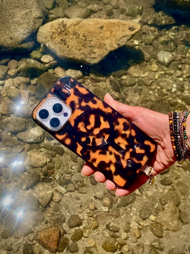 Instagram post by @ladyessegici for IDEAL OF SWEDEN. Caption reads: [...] : #sun #sea #pizza and my case....