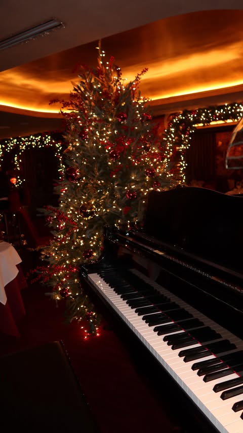 Instagram post by @cyntiaballet for Timberland. Caption reads: Un mom enamorada de su hijo 🥰……
•
🤎Outfits 1 mom....