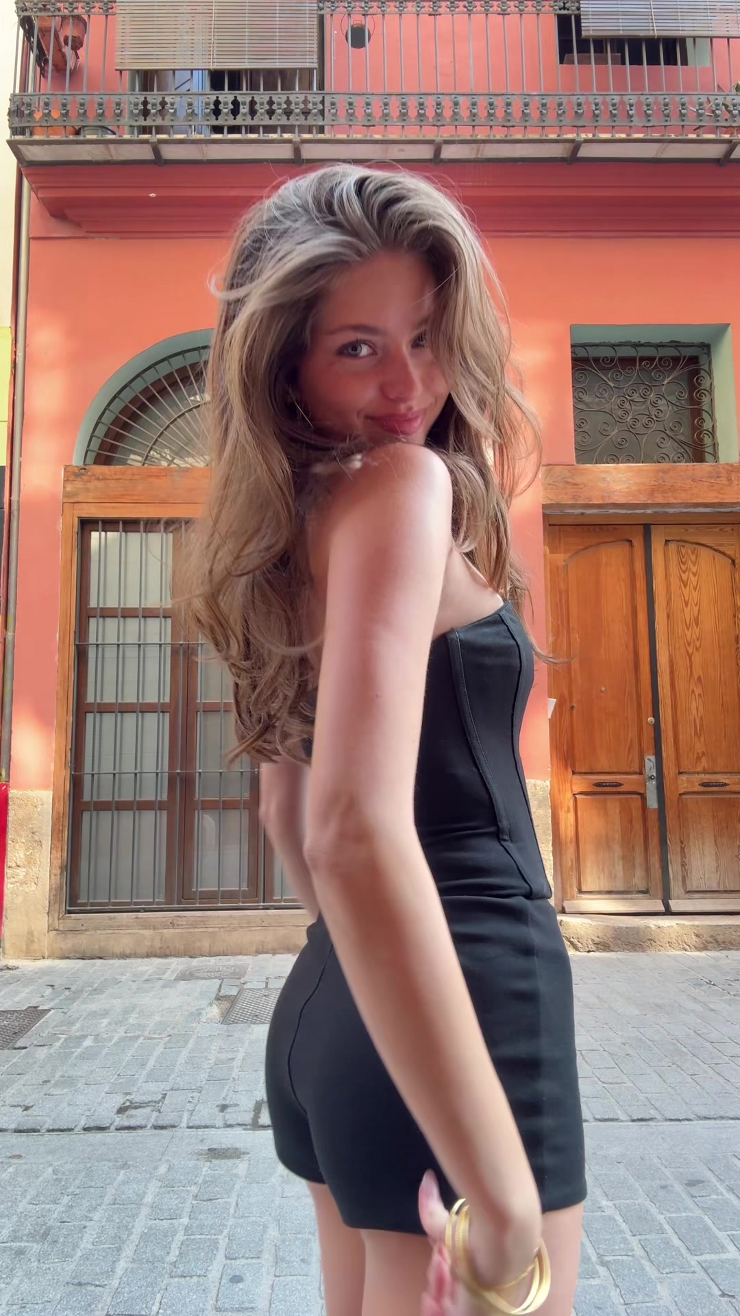 TikTok post by @itssluciaf for House of CB. Caption reads: My tourist outfit por Valencia  @houseofcb ad.