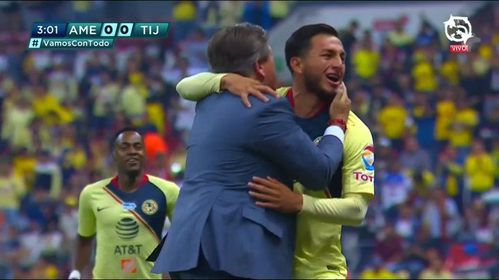 Instagram post by @clubamerica for Caliente.mx. Caption reads: 🎯🎯🎯 #ApuestaEnCaliente.