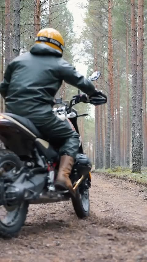 Instagram post by @johanmoto for Peak Design. Caption reads: [...] slow us down. Lock in.

Ad for @peakdesign....