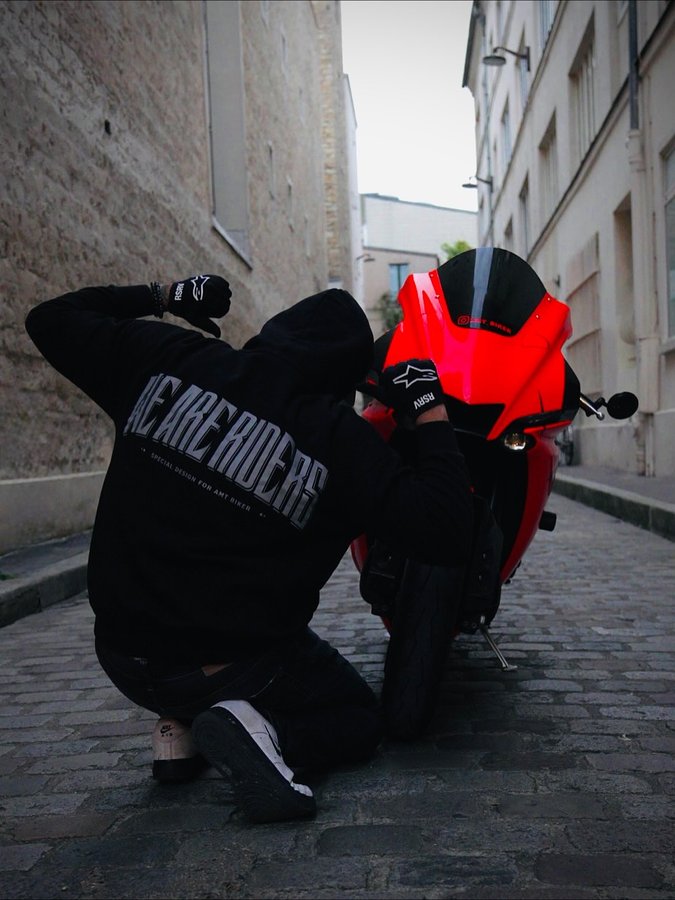 Instagram post by @amt_biker for SHARK Helmets. Caption reads: C’est carré bébé ! 😮‍💨🧡 . Partenariat :....