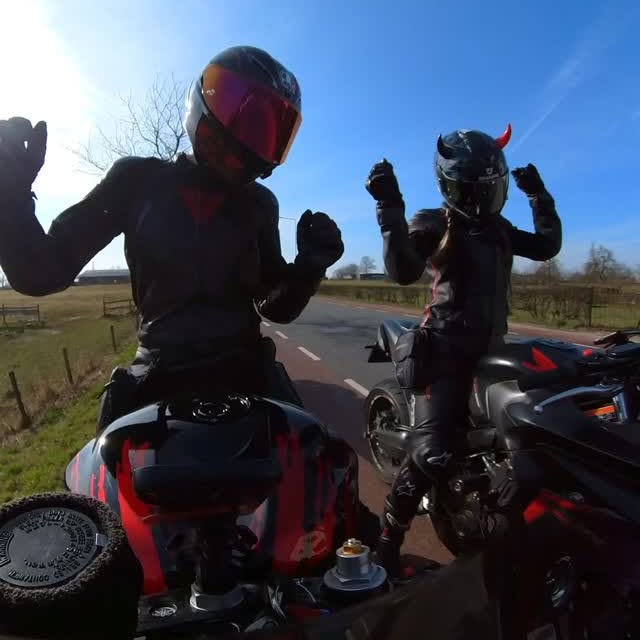 Instagram post by @xon_cbr for ABS Fairings. Caption reads: [...] 🫶🏻 @cardosystems (Donna -10%)....