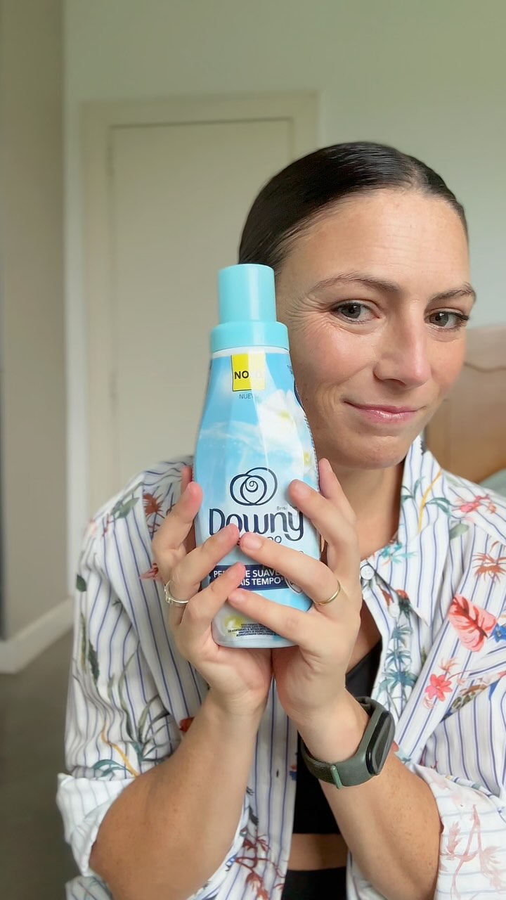 Instagram post by @lasgangas for downy. Caption reads: En plena mudanza 📦🚚👗
Usando @downyarg que no....