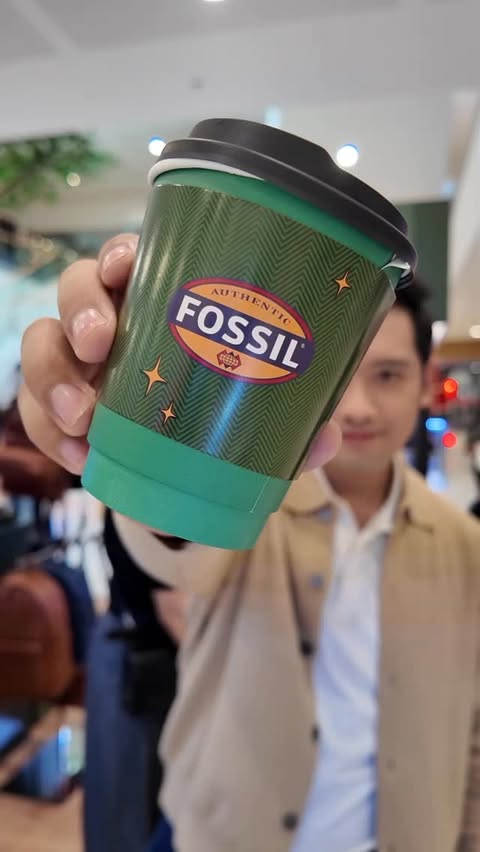 Instagram post by @tobycruzz for Fossil. Caption reads: [...] go, but this look stays ⌚️✨

Check out....