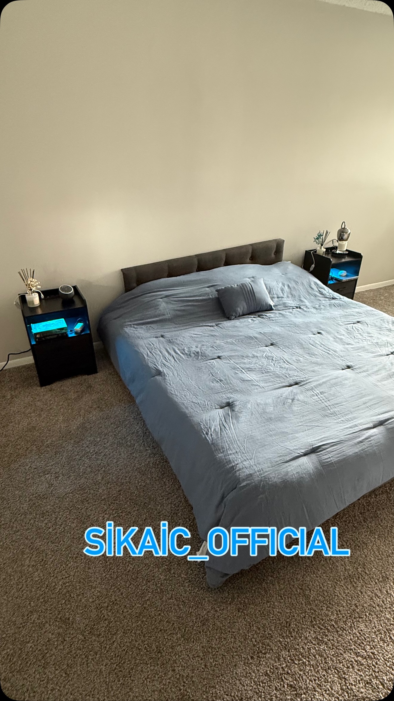 Instagram post by @blog_amerika for Sikaic. Caption reads: [...] keeps everything organized! 📚🔌....