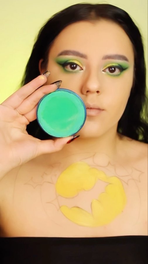 Instagram post by @claudiapreduca for Snazaroo. Caption reads: #ad Queen of bats🦇featuring @officialsnazaroo....