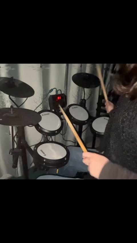 Instagram post by @thegirlwithredguitar for DonnerMusic. Caption reads: Using DED 80 from @donnermusic_official 
Link and....