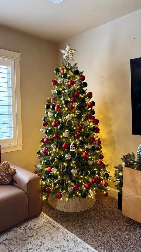 Instagram post by an influencer for King of Christmas. Caption reads: [...] the magic home with my @kingofchristmas tree....